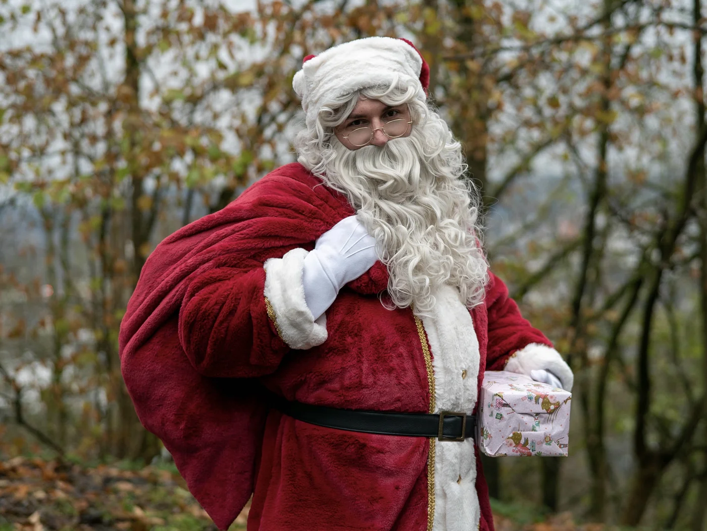 Marcel Schäfer als Nikolaus mit Geschenksack und einem verpackten Geschenk