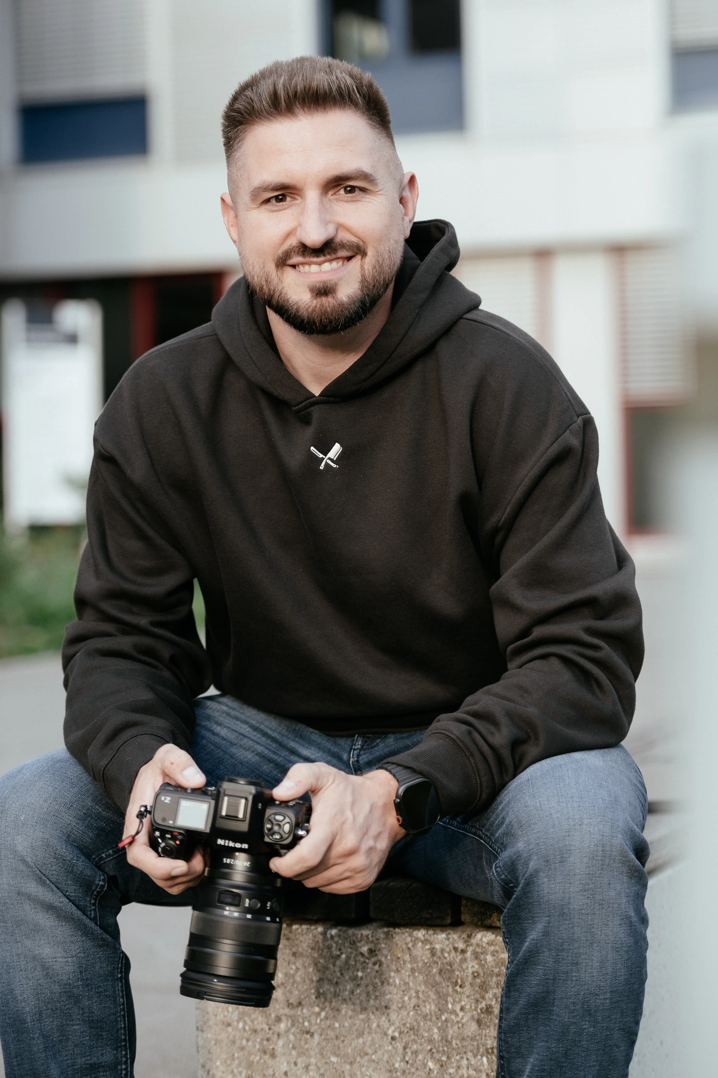 Marcel Schäfer mit Kamera; Porträt aus einem Fotoshooting