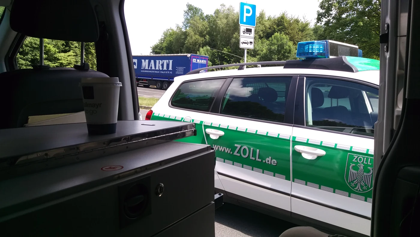 Zoll-Einsatzfahrzeug, fotografiert aus einem weiteren Fahrzeug